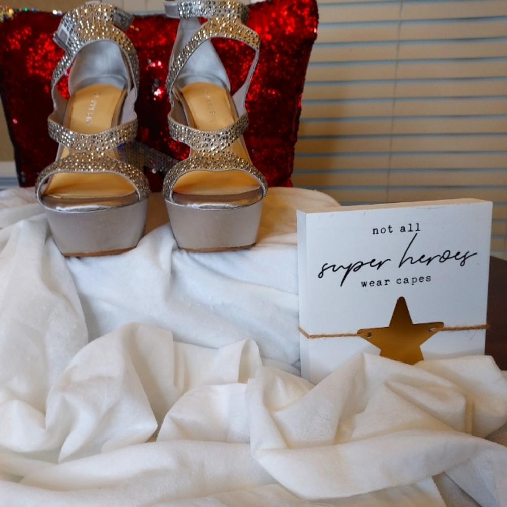 Giannibini size 9 silver heels